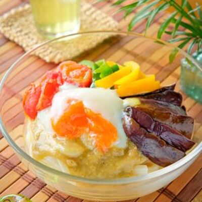 彩り温野菜と温玉のグリーンカレーうどん