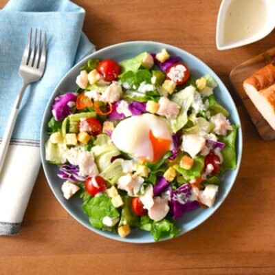 ささみで食べ応えアップ！温玉のせシーザーサラダ