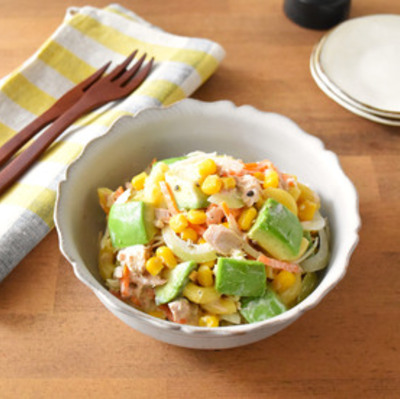 ボリューム満点！マカロニ入りアボカドツナサラダ