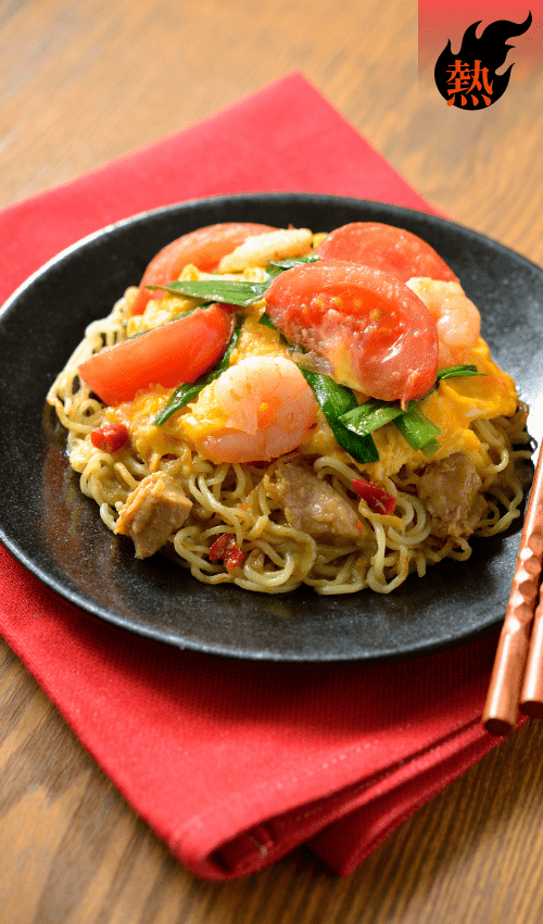 チキンとタイカレー(グリーン)で作るえびニラ玉麺