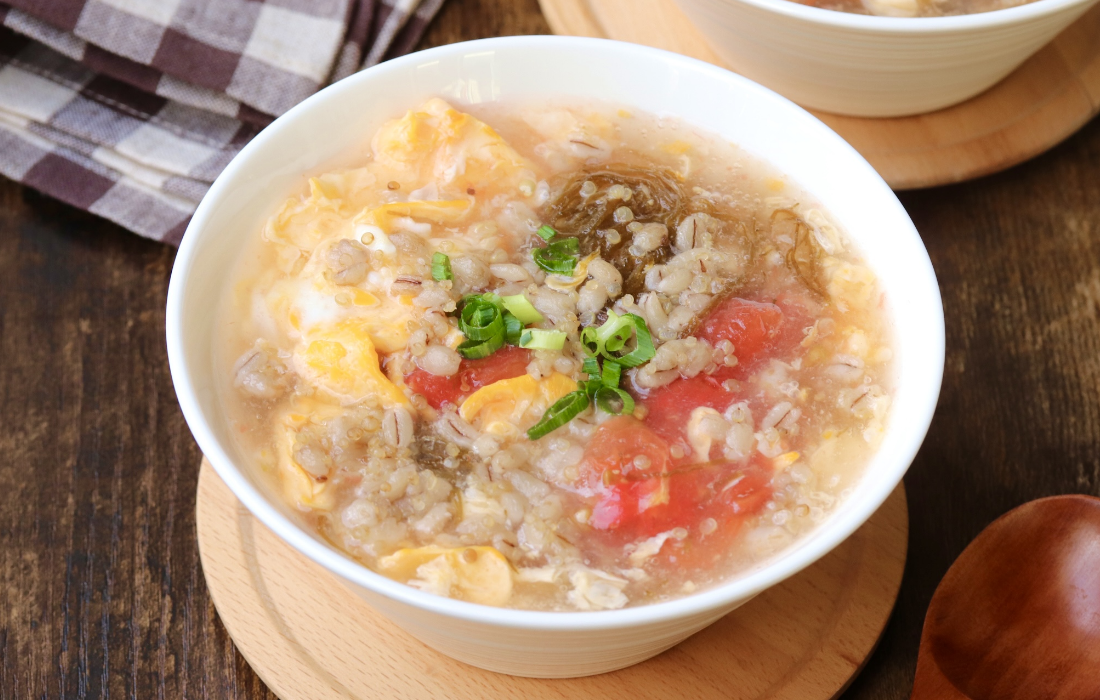 雑穀入りもずくとトマトのかき卵スープ